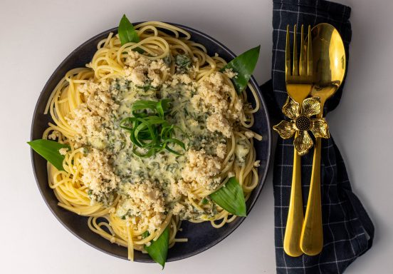 Limetten Bärlauch Spaghetti mit Macadamia Parmesan