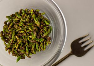 Frische Birkenknospen für die Sauce