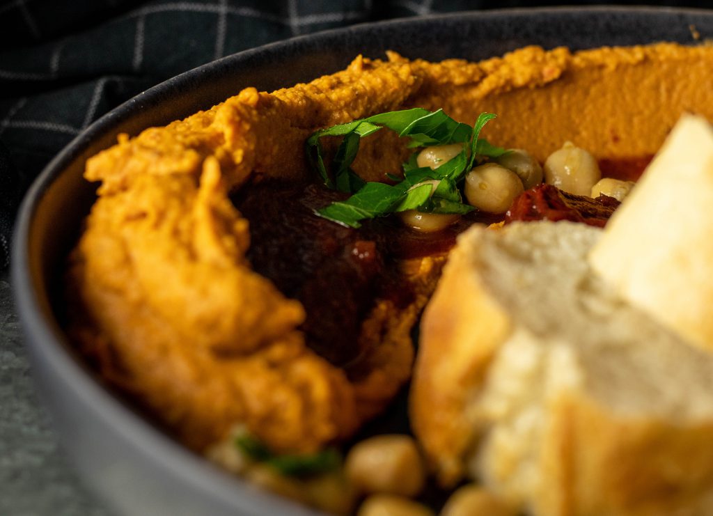 Mein Chipotle Hummus passt zu sehr vielen Speisen und Gelegenheiten.