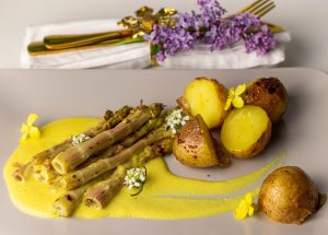 Japanischer Staudenknöterich mit karamellisierten Kartoffeln auf veganer Sauce Béarnaise.