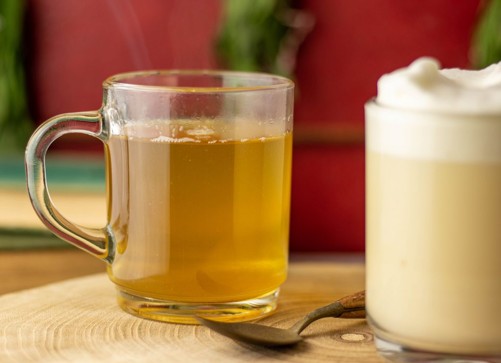 Den Löwenzahn Muckefuck aus Löwenzahnwurzeln aufbrühen und pur oder mit Pflanzenmilch und Zucker genießen.