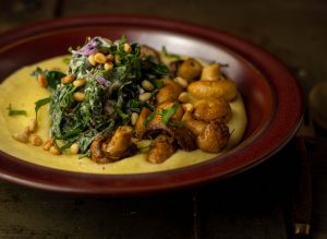 Auf cremiger, herzhafter Polenta