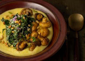 Mit gedünstetem Giersch in cremiger Sauce