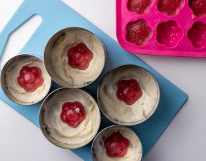 Füllen der veganen Käsekuchen