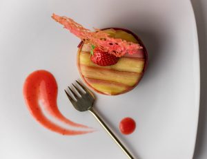 Fruchtige Erdbeercreme rundet den Kuchen ab
