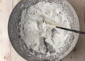 Steifgeschlagenes Aquafaba mit Zucker