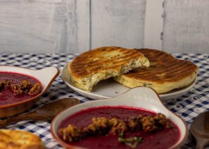 Im Pfannenbrot sind gehackter Salbei und Sauerampfer
