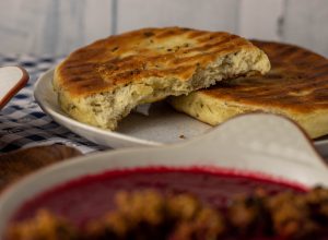 Frisch gebackenes Pfannenbrot mit Kräutern