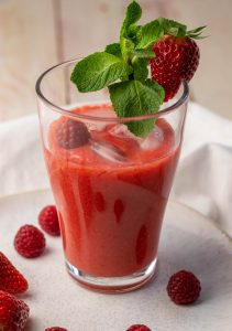 Mit Erdbeeren und Himbeeren
