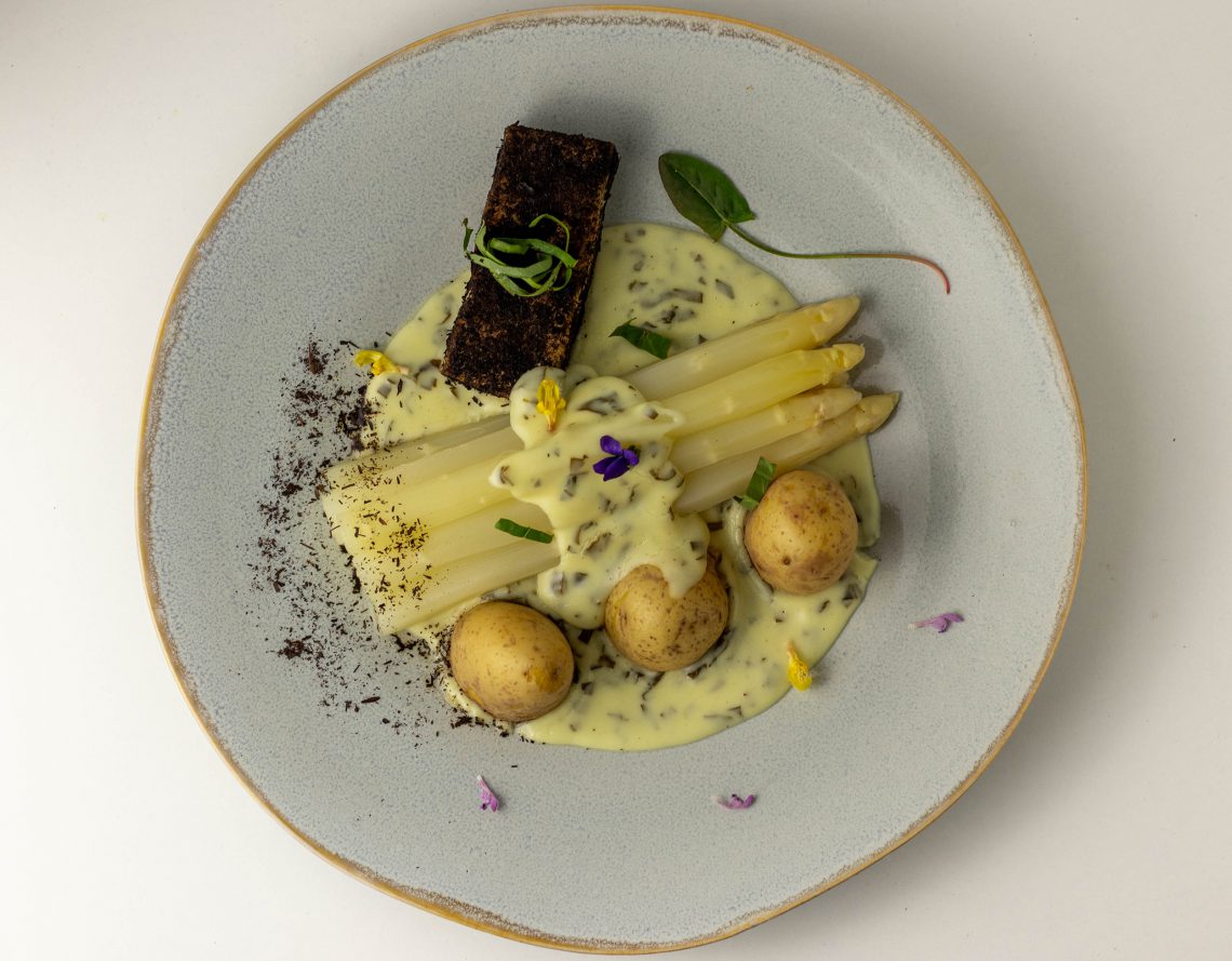 Spargelasche-Sellerie an weißem Spargel und Sauerampfer-Hollandaise