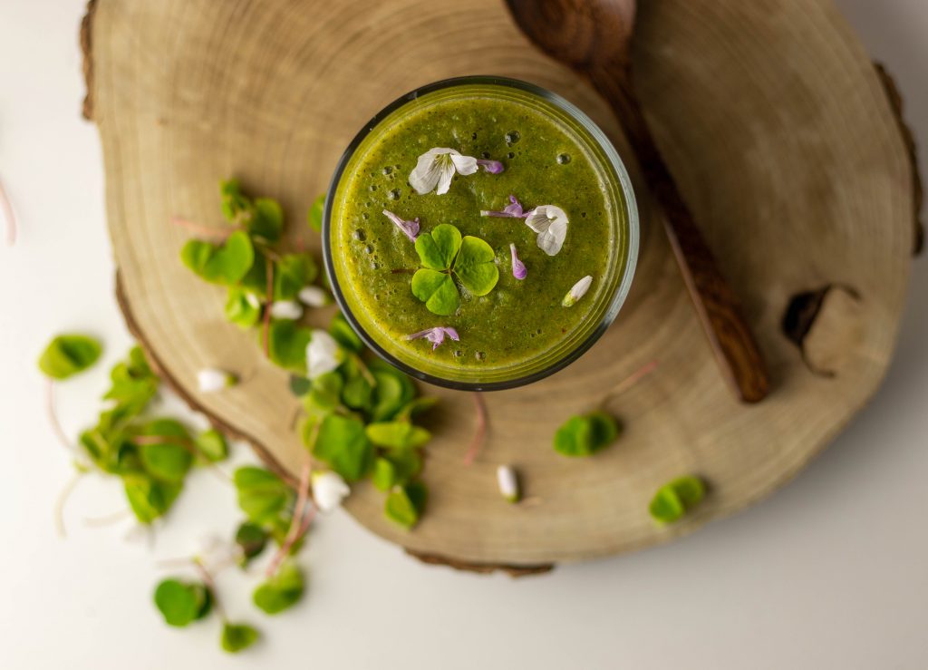 Wildkräuter-Smoothie mit jungen Birkenblättern. Darauf und darum: frischer Sauerklee