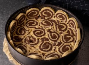 Mit Spiralkeksen ausgelegte Form