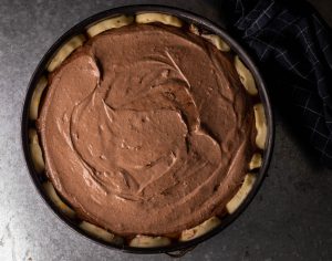 Schokorührteig als obere Schicht vor dem Backen