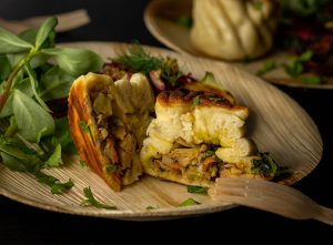 Mit aromatisch gewürzter Jackfruit und Gemüse gefüllt