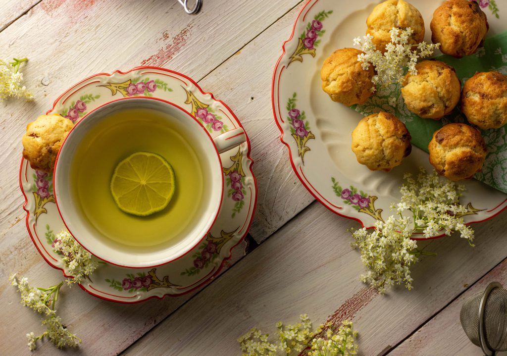 Holunderblütentee ist gesund, er hilft gegen Schnupfen und Erkältung