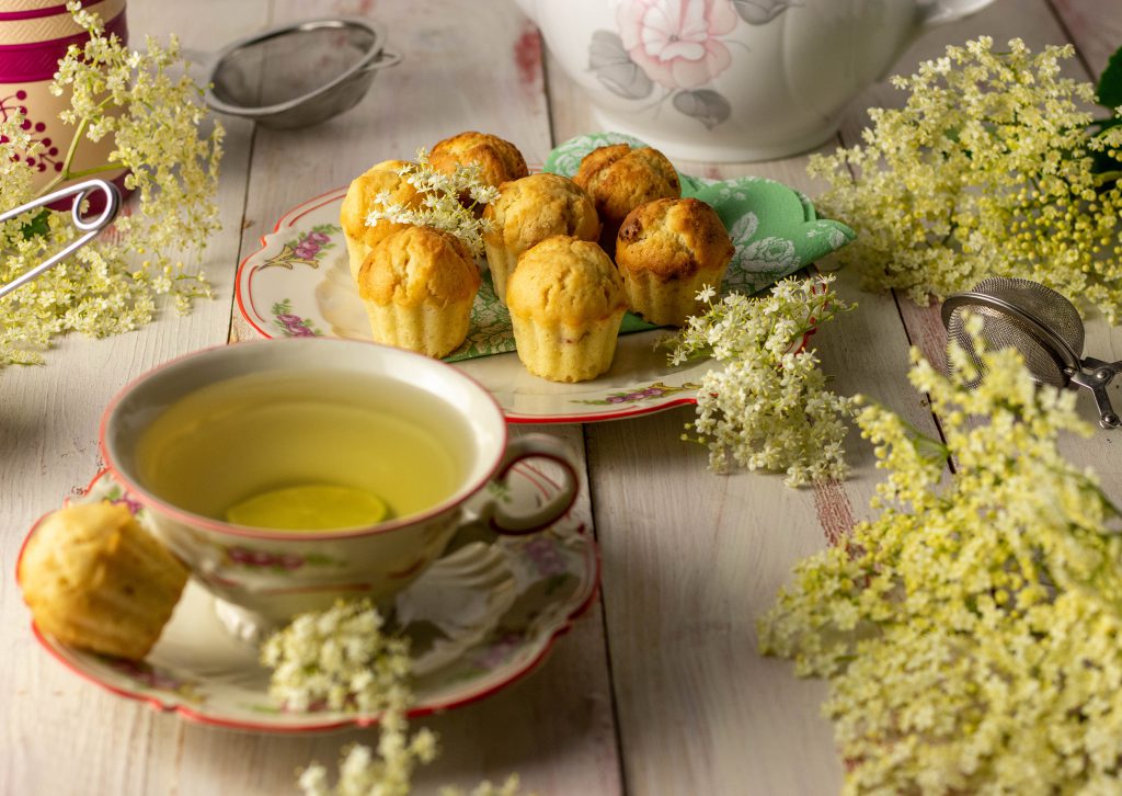 It's teatime! Holundertee ist nicht nur sehr leckern, sondern auch ein bewährtes Mittel in der Naturheilkunde