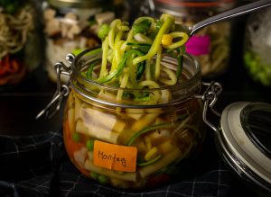 Mit frischen Zoodles und Gemüse