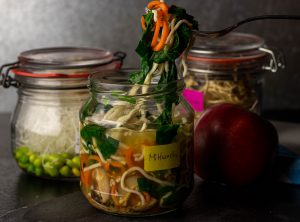 Instant Nudeln: frisch und einfach zuhause vorbereitet
