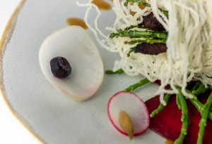 Laktofermentierte Blaubeere in hauchzarter Mairübchenscheibe