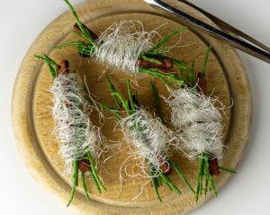 Gefüllte Glasnudelnester, bereit zum Frittieren