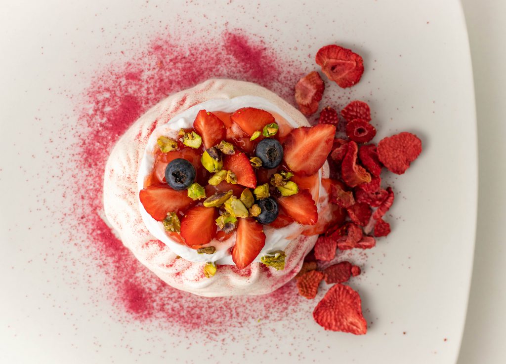 Erdbeer Pavlova - ein luftig-fruchtiges Dessert - mit veganem Baiser
