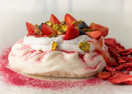 Vegane Erdbeer-Pavlova - Knuspriger Baiser aus Aquafaba