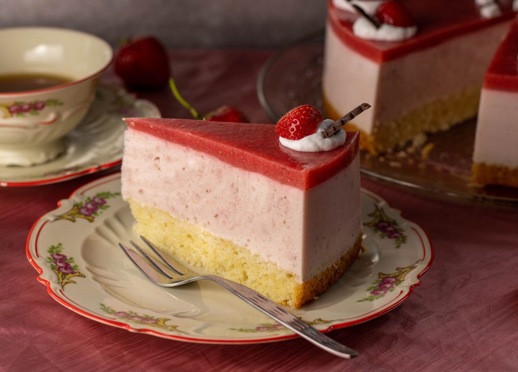 Eine einfache Torte mit Erdbeeren und veganem Biskuitboden