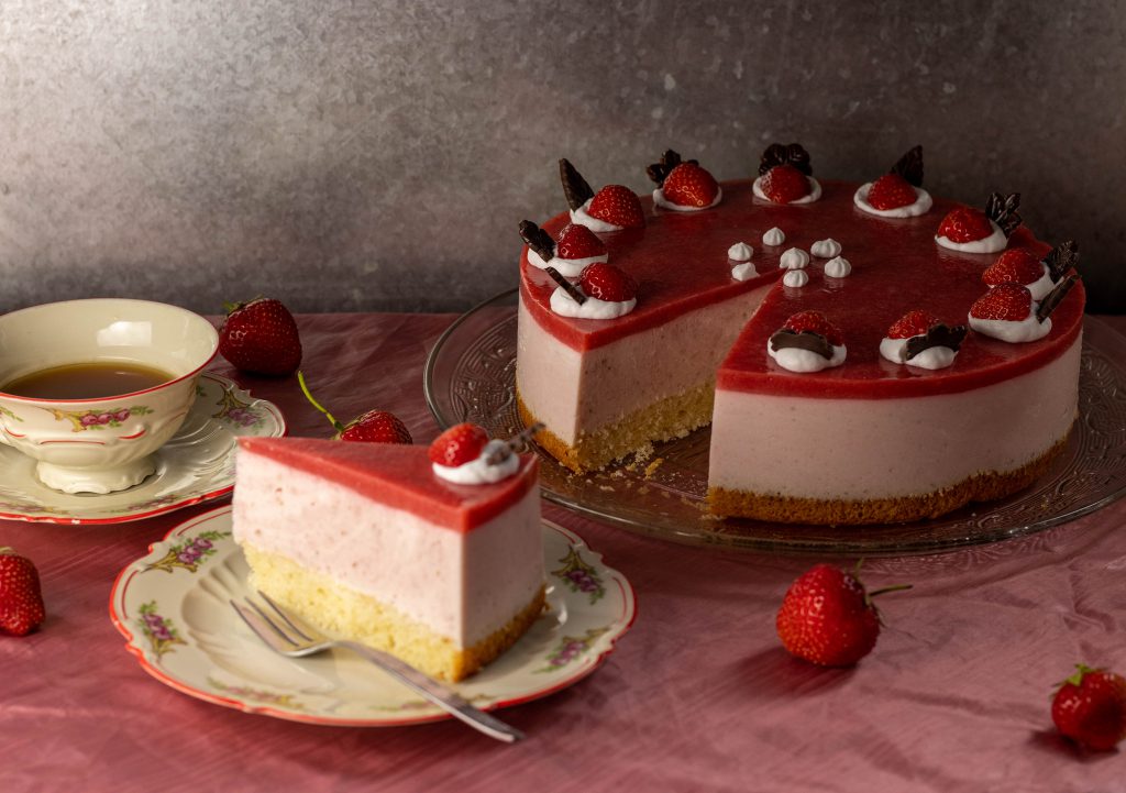 Ein einfaches, rein pflanzliches Rezept für den Sommertorten-Klassiker: vegane Sahnetorte mit Erdbeeren!