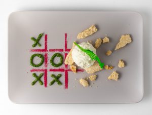 Das Löwenzahnhonig-Basilikum-Pesto als lustiges Tic Tac Toe Spiel