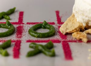 Süßes, grünes Basilikum-Löwenzahnhonig-Pesto