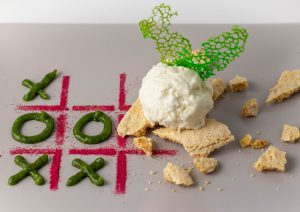 Pesto aus frischem Basilikum mit selbstgemachtem Löwenzahnhonig