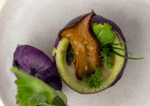 Auch das Kohlrabigrün befindet sich in der Suppe