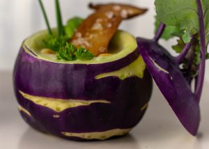 Lila Kohlrabi sind besonders hübsch als Suppenteller
