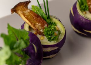 Mit Kohlrabigrün als Einlage in der Suppe