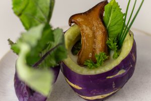 MIt Kräuterseitling, Kräutern und Kohlrabiblatt als Topping