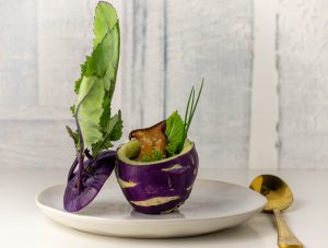 Regionaler Kohlrabi, verwendet von der Wurzel bis zum Blatt