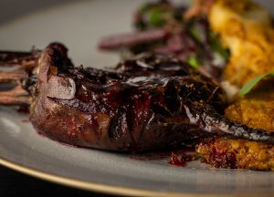 Im Ofen geröstet, dann in Marinade gebacken