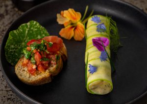 An Crostini mit Basilikum und Tomate
