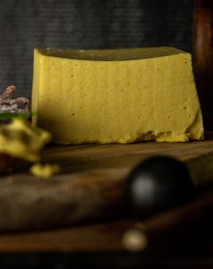 Aromatischer veganer Käseblock