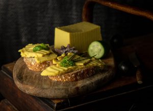 Selbstgemachte vegane Käsesorten schmecken viel besser als die gekaufte
