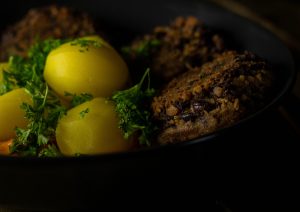 Schwarze-Bohnen-Bouletten, würzig, rein pflanzlich, voller Proteine