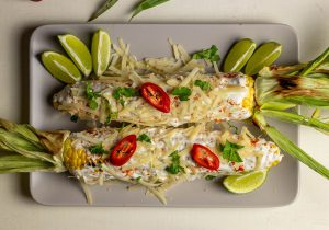 Gegrillter Maiskolben mit Dip, veganem Parmesan und anderen Toppings
