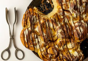Getoppt mit cremigem Frischkäse Frosting