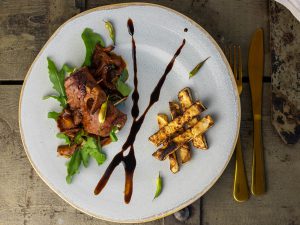 Frisch und lecker: Roulade mit Sauce und Selleriepommes