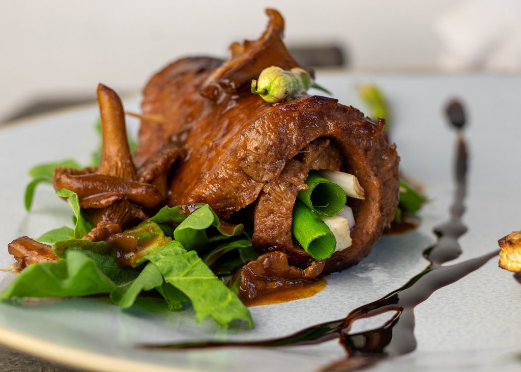 Dunkle Pfifferlingsauce mit Rotwein zu Seitanrouladen