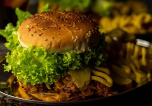 Veganer Chicken Burger mit paniertem Patty