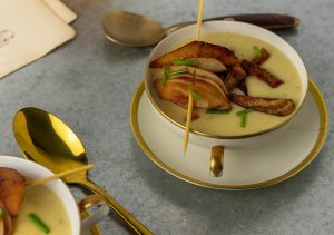 Mit karamellisierter Birne am Spieß