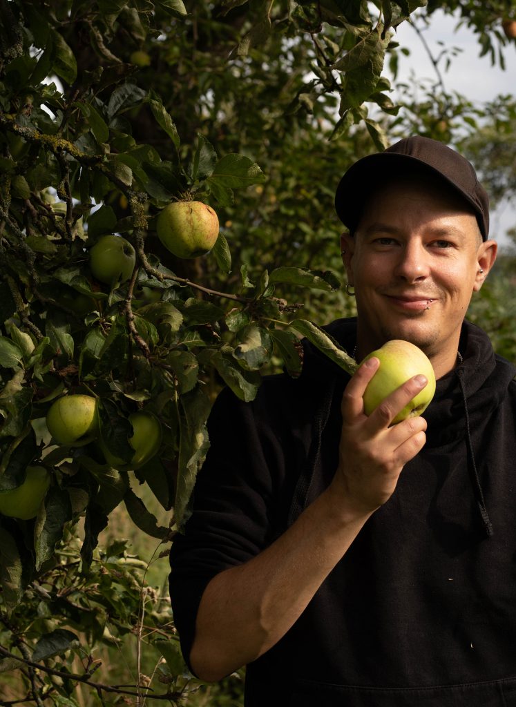 Sean Moxie und Knackiger Apfel, frisch vom Baum