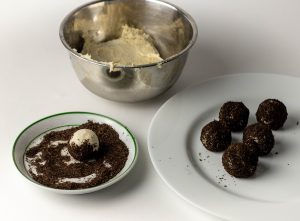 Frischkäsebällchen im Lauchasche-Thymian-Gemisch rollen