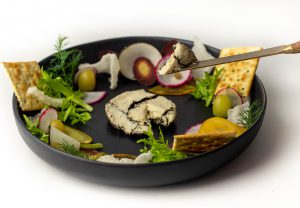 Köstlich mit kleinen Gemüsehäppchen und Crackern